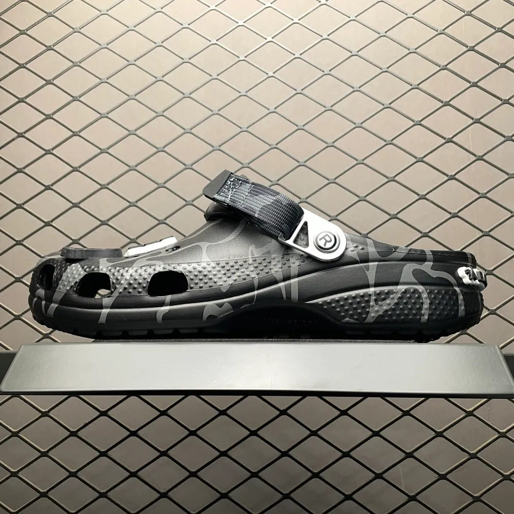 💰490 原廠級 Bape x Crocs 卡駱馳 Clog 聯名款洞洞鞋 拖鞋涼鞋 莞產高階品質 尺碼：M4（36-37）M5（37-38）M6（38-39）M7(39-40）M8（41-42）M9（42-43）M10（43-44）M1