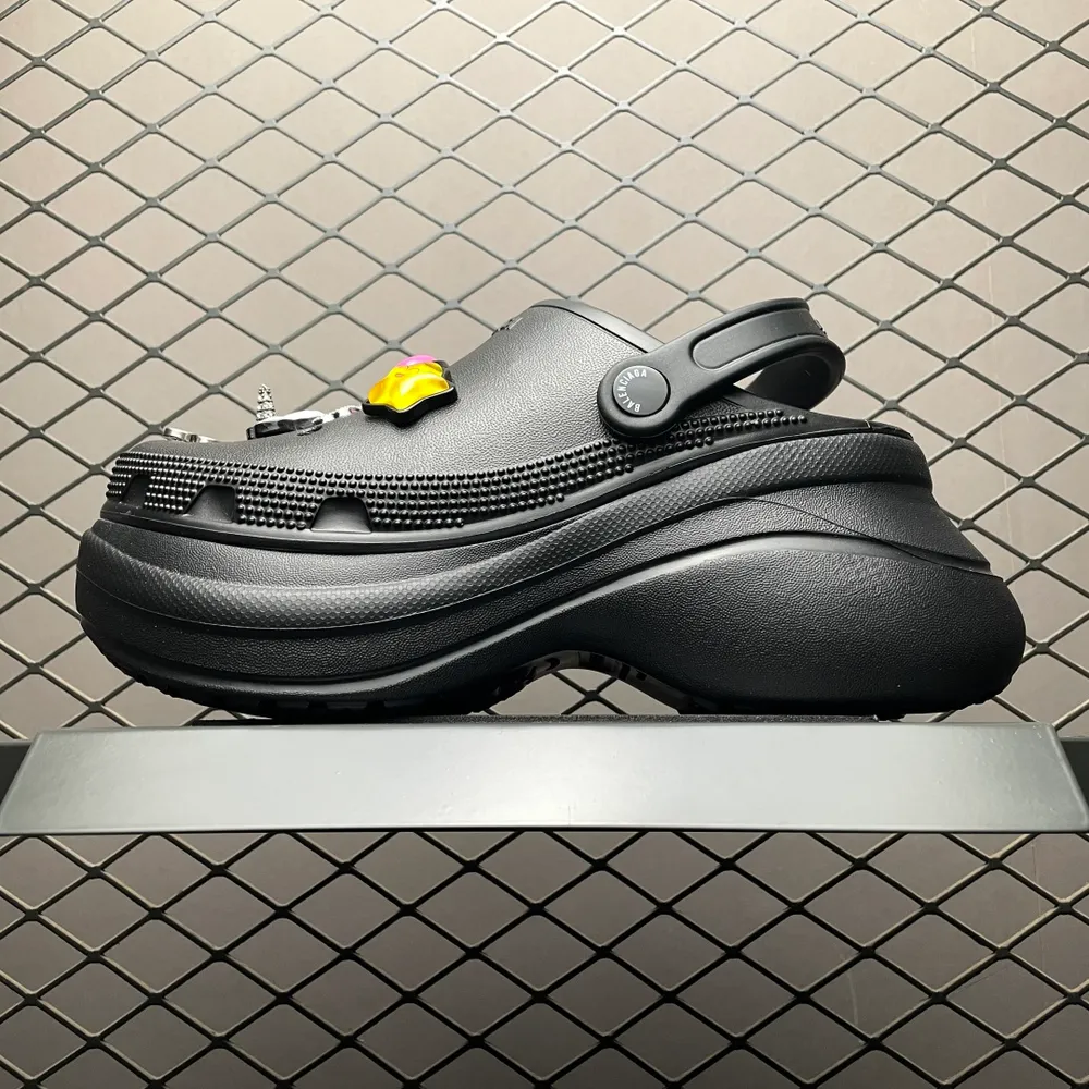 純原Crocs x Balenciaga 巴黎世家 卡駱馳聯名洞洞鞋涼鞋 原版鉚釘黑馬單品 海內外時尚博主紛紛上腳大秀，火遍海內外社交平臺，時尚達人必入款 重金開模打造  匠心工藝 精準還原每個細節 尺碼：35 36 37 38 39 編號