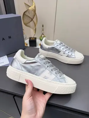 霍根·HOGAN 新品H705系列厚底餅乾鞋休閒運動鞋💕從滑板運動中汲取靈感，厚底搭配彩色鞋面，有種復古與時尚結合的別緻🏆鞋頭做了點貝殼頭設計，顯得小巧許多，以輕便的防滑鞋底獨具一格，底厚5cm，款式青春動感，簡約百搭。鞋底設有豎條和波