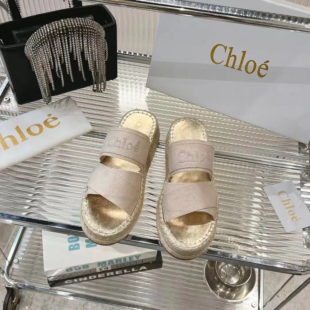 2024蔻依Chloe專櫃同步上市新款手工縫線涼拖鞋：春夏款廣升 風靡整個時尚圈以來，多色多款，這款面料使用專櫃高密度織帶，質地清爽透氣不燜腳 時尚簡約範兒 上腳秒變大長腿，女神都愛  美翻啦 ，5，0Cm的麻繩水臺十生膠大底，舒適得不要不