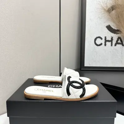 Chanel香奈兒小香風C家春夏菱格紋雙C平底一字拖鞋，輕奢慵懶氛圍感拉滿‼️經典菱格絎縫&立體撞色雙C多色爆款👏2026專櫃同步上新