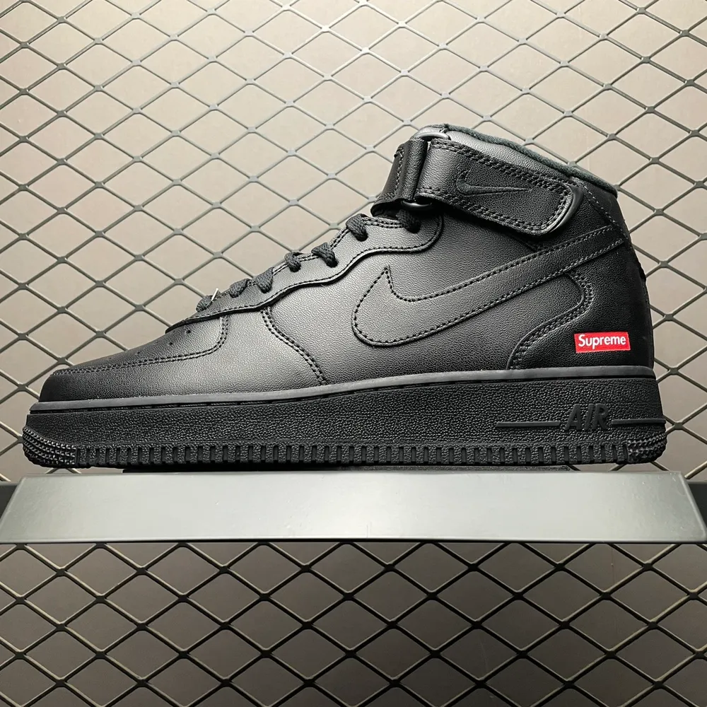 💰569 純原Supreme x NK Air Force 1 Mid 聯名款 空軍一號中幫休閒板鞋 FZ8784-001 原廠衝刀皮料切割乾淨 無任何毛邊 打造純正空軍 全掌內建蜂窩氣墊 原盒配件 原廠中底鋼印、拉幫完美 全套原楦原模傾