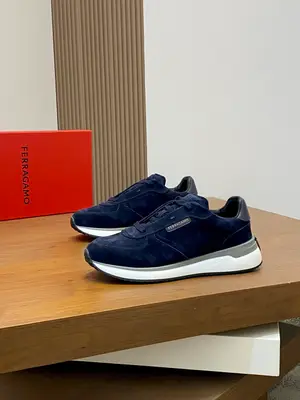 出廠【實價】🏃‍♂️🏃‍♂️菲拉格慕Ferragam 新款男士休閒運動鞋原版設計。這款鞋採用進口牛皮配透氣條紋布鞋面，內裡本染小牛皮 小牛皮鞋墊 上腳柔軟舒適透氣 配原盒全套包裝！看得見的細節和品質。
