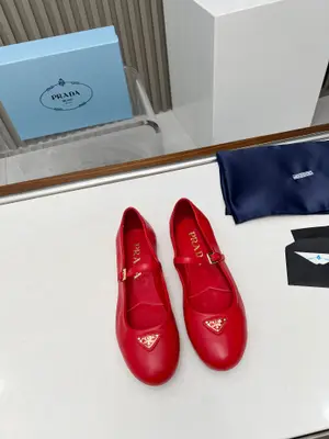 640💰 PRADA💝💝24年💯💯💯新款英倫風跳舞💃鞋 小皮鞋樂福鞋——復古時尚經典單品 巴黎時裝週第一場分量十足的大秀場打造的新品 靈感由D主設計師巧妙結合在完美鞋型上.搭配品牌搭扣，更顯時尚潮流