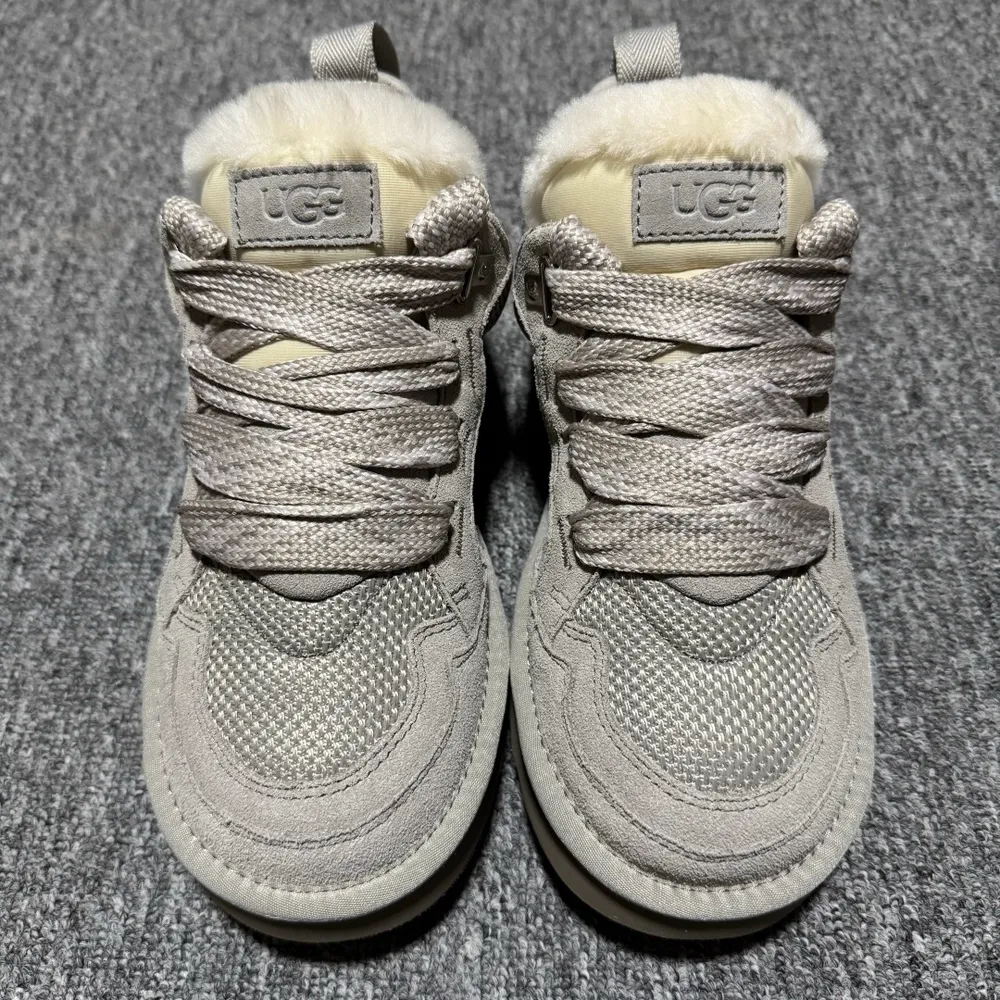 💰650【中性款】  平臺外貿專供 UGG Lowmel 梅爾 粗鞋帶款 中性雪地靴 麵包鞋 1144032 十年品牌製鞋代工廠生產線出品 注重每一處細節 隆豐A級真羊皮毛一體 完全遵循ZP工藝流程打造 內增灰色加粗鞋帶一副 售後需配件完