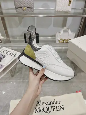 p710 ALEXANDER MCQUEEN/亞歷山大麥昆 2024春夏男Sprint運動情侶款 鞋側面飾有時尚個性字母seal Logo標誌 內裡網 牛皮墊腳，不脫層不褪色，最新精美全套包裝 另配有一幅鞋帶 35-45