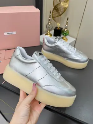 Miu miu 繆繆2025新款休閒小白鞋，各大品牌中脫穎而出的四季鞋🥇🎖顏值擔當火爆款髒髒鞋，不得不入的一款～做舊時尚，簡約高階 隨意搭配上腳非常舒適，年度必入款！