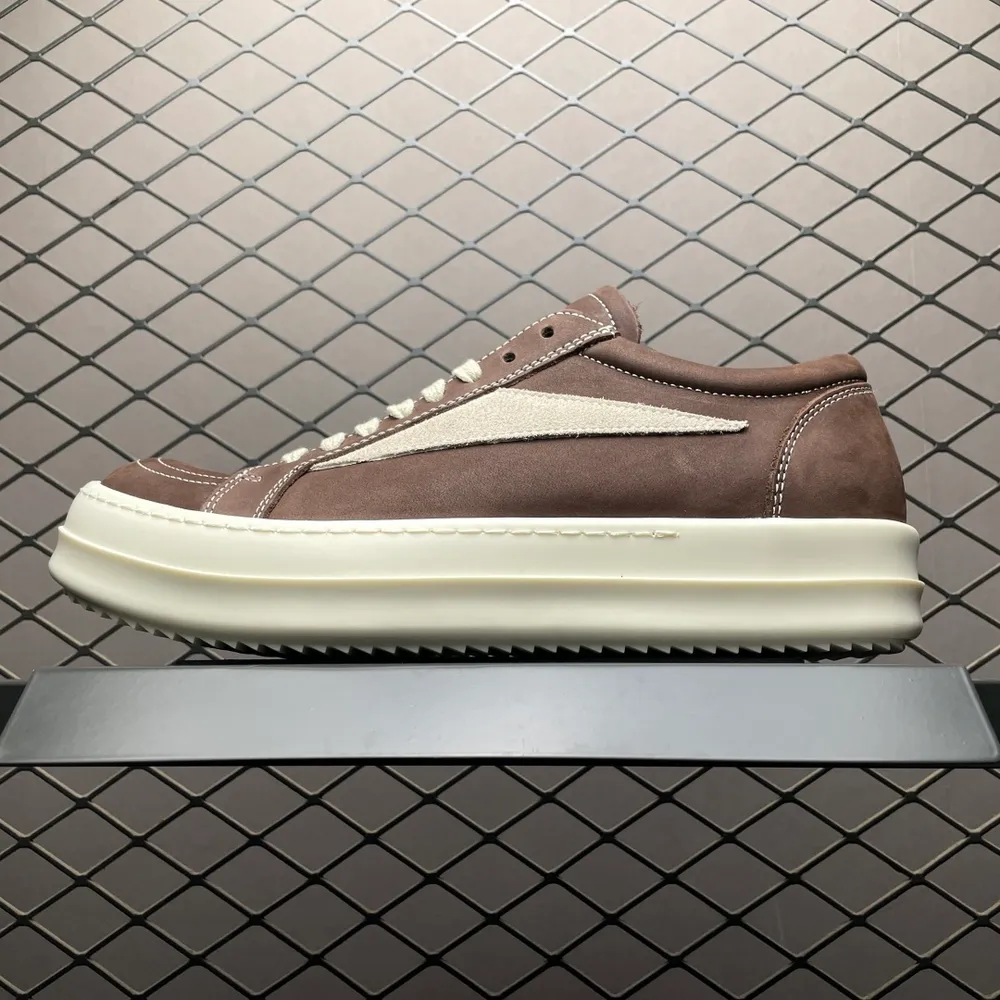 Rickowens 瑞克 歐文斯 油蠟皮 低幫高街休閒板鞋 原鞋開發 獨傢俬模兩套大底 雙層鞋墊 尺碼偏大 獨家最大開發至46碼 雙層鞋墊 全套包裝及配件 高階零售專供品質 區別市場貨 純手工打造 每一隻都是獨一無二 有手工質感的味道  奶