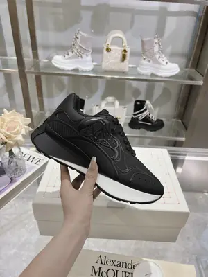 p710 ALEXANDER MCQUEEN/亞歷山大麥昆 春夏男Sprint運動情侶款 鞋側面飾有時尚個性字母seal Logo標誌 全皮壓花工藝 內裡網 牛皮墊腳，不脫層不褪色，最新精美全套包裝 另配有一幅鞋帶 男39-45