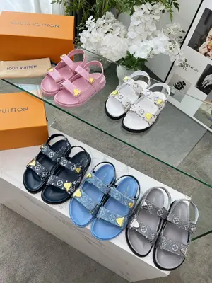 Louis Vuitton路易威登春夏新款拖鞋火爆上市，1:1高階定製，秒殺一切仿品，原版開模LOGO裝飾，既時尚又美觀，面料:進口壓花絲綢面料，內裡羊皮，精美原版鞋楦，大底原版開模，鞋底加水臺4釐米。碼數35—42,多可選新色會陸續更新，