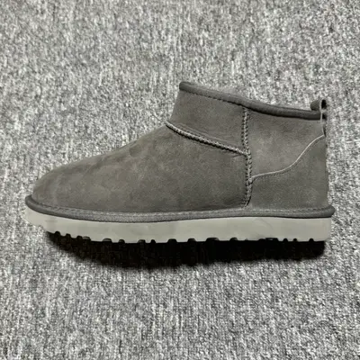 女💰510 男💰540   平臺外貿專供 UGG 中性款雪地靴 1116109 十年品牌製鞋代工廠生產線出品 注重每一處細節 隆豐A級真羊皮毛一體 完全遵循ZP工藝流程打造 尺碼：35 36 37 38 39 40 41 42 42 4