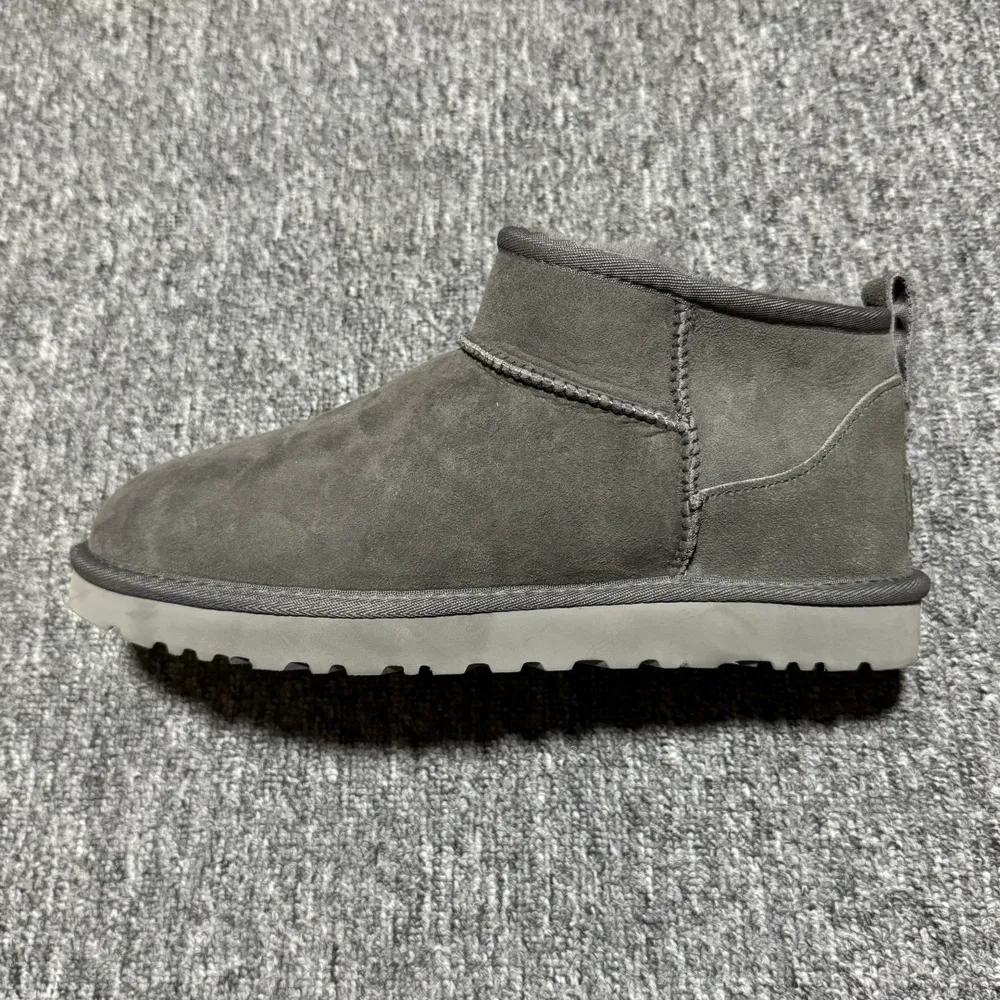 女💰510 男💰540   平臺外貿專供 UGG 中性款雪地靴 1116109 十年品牌製鞋代工廠生產線出品 注重每一處細節 隆豐A級真羊皮毛一體 完全遵循ZP工藝流程打造 尺碼：35 36 37 38 39 40 41 42 42 4