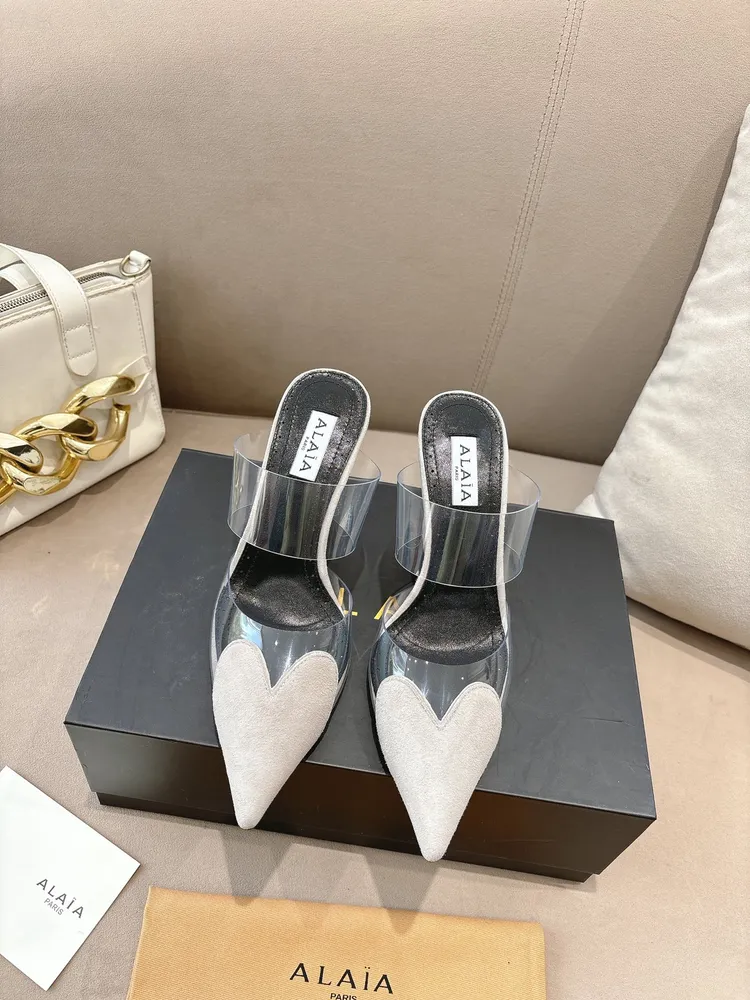 P660 ALAÏA2026 春夏HighLove坡跟穆勒鞋 標誌性愛心鞋頭+透明PVC拼接，辨識度超高!麂皮材質與裸色透明材質結合，視覺輕盈，坡跟設計拉長腿部線條，穿著更穩