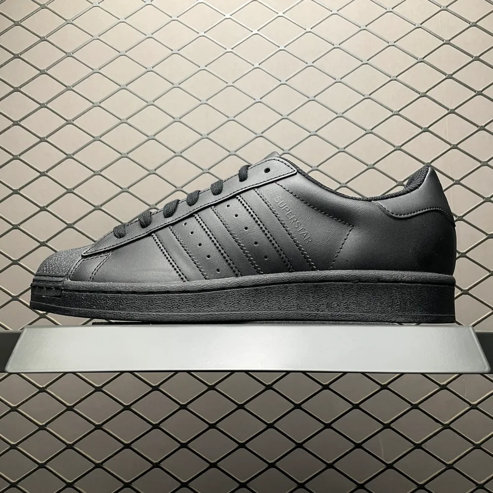 💰459   平臺專供 AD 阿迪 Superstar 經典貝殼頭系列 EG4957 原廠SD皮 電腦針車 Logo針車間距針數原版一致 皮料切割衝裁零瑕疵 經典百搭款 一線頭部大廠出品 區別市場通貨 長期供應 尺碼：35.5 36 36