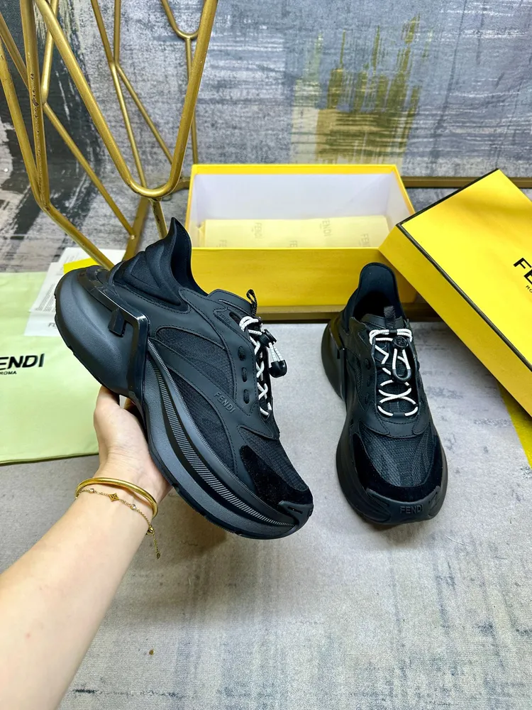 FENDI鬆緊鞋帶低幫運動鞋。黑色皮革和網眼布材質。同色系波狀鞋提。黑色登山鞋帶和飾有定製FF圖案的急停扣件。一側飾有三維橡膠標誌貼花。同色系超輕橡膠厚鞋底，邊緣飾有凸紋F圖案。女35-40碼，男38-45碼