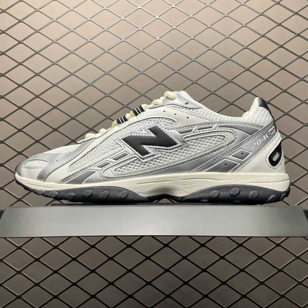 💰550  純原 New Balance U204LSWD 復古休閒鞋 薄底鞋  品質 區別市面先行通貨版本 鞋身搭載EVA科技中底 適用多元穿搭場合為戶外出行提供舒適長遠的穿搭體驗 尺碼：36 37 37.5 38 38.5 39.5 