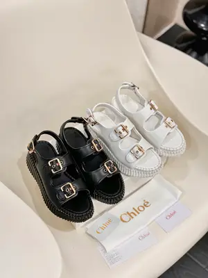 2026，批660蔻依Chloe專櫃同步上市新款涼鞋，春夏款廣升 風靡整個時尚圈以來，多色多款，這款面料使用進口牛皮，，質地清爽透氣不燜腳 時尚簡約範兒 女神都愛  美翻啦 ，5.CM超輕橡膠發泡抽真空大底，舒適得不要不要的，35-42碼（