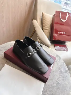 8995-1  黑¥670（35-42）Generation Gucci 系列深入探索品牌典藏設計元素，將不同世代的設計融匯於一體，譜寫出獨特的美學篇章。這款鞋履為經典 Horsebit 樂福鞋注入前衛魅力。方形鞋頭、平底鞋底和反向結構設計