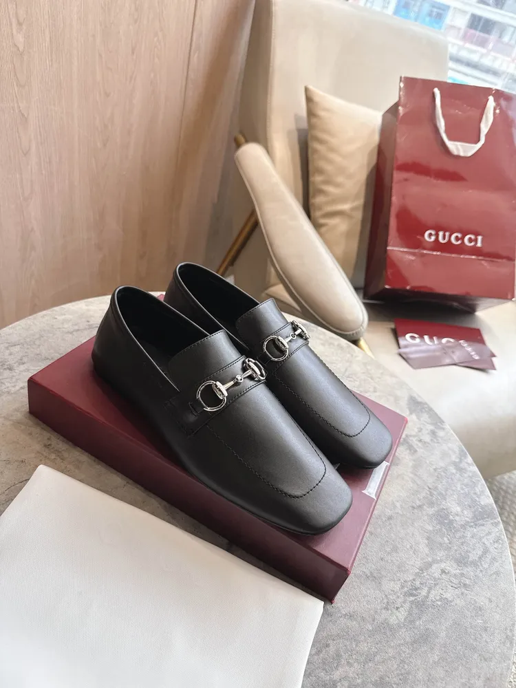 8995-1  黑¥670（35-42）Generation Gucci 系列深入探索品牌典藏設計元素，將不同世代的設計融匯於一體，譜寫出獨特的美學篇章。這款鞋履為經典 Horsebit 樂福鞋注入前衛魅力。方形鞋頭、平底鞋底和反向結構設計