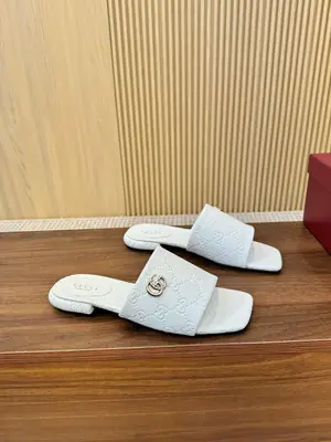【刺繡版本💰 610】 Gucc*家2新款平跟一字拖 高版本 長期做貨  推薦給美眉們 一定要試試這款拖鞋 又一款心頭愛 ~版型超正 做工細節完美 ，上腳非常舒適 高雅百搭。原版開模（不是市場的普通版本）義大利真皮大底！