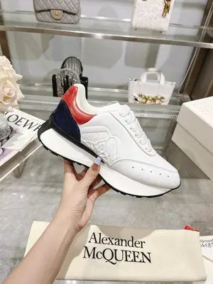 p710 ALEXANDER MCQUEEN/亞歷山大麥昆 2024春夏男Sprint運動情侶款 鞋側面飾有時尚個性字母seal Logo標誌 內裡網 牛皮墊腳，不脫層不褪色，最新精美全套包裝 另配有一幅鞋帶 35-45