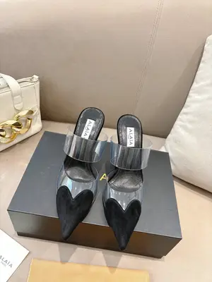 P660 ALAÏA2026 春夏HighLove坡跟穆勒鞋 標誌性愛心鞋頭+透明PVC拼接，辨識度超高!麂皮材質與裸色透明材質結合，視覺輕盈，坡跟設計拉長腿部線條，穿著更穩