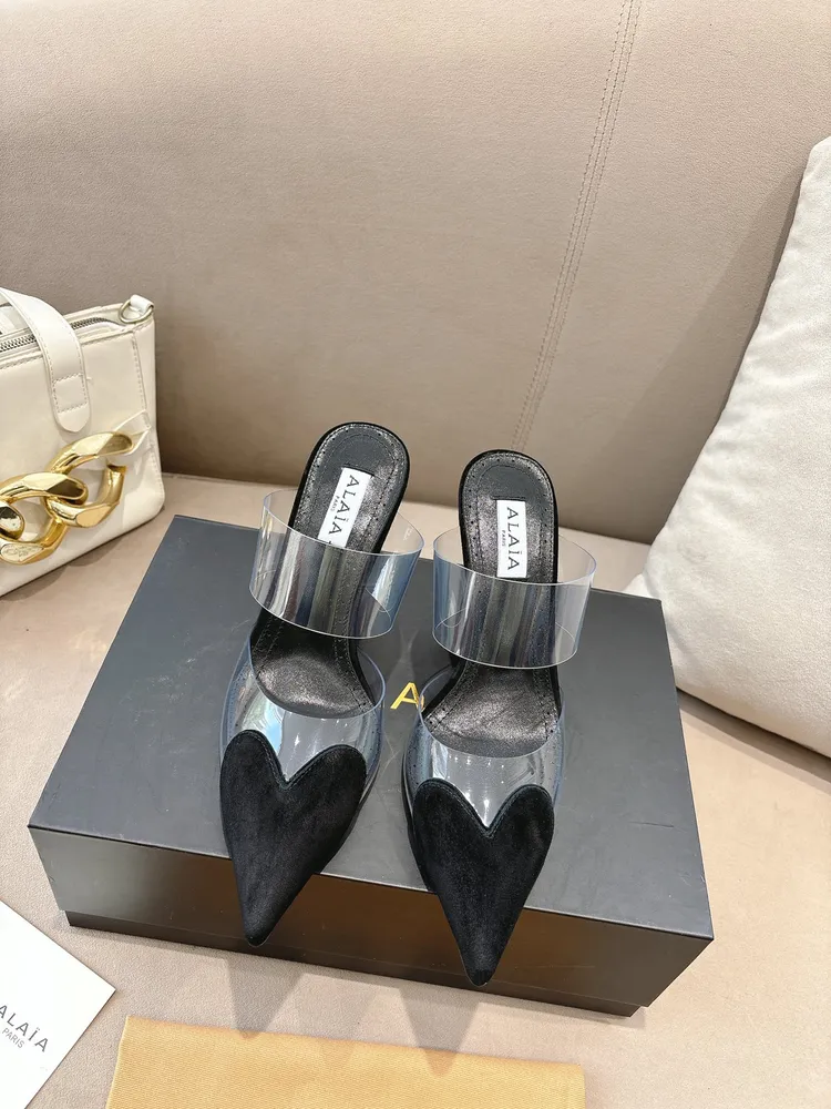 P660 ALAÏA2026 春夏HighLove坡跟穆勒鞋 標誌性愛心鞋頭+透明PVC拼接，辨識度超高!麂皮材質與裸色透明材質結合，視覺輕盈，坡跟設計拉長腿部線條，穿著更穩