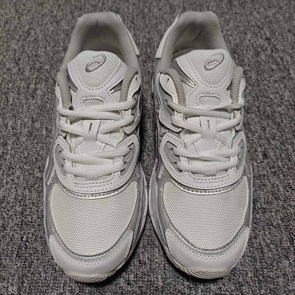 💰530  純原 Asics 亞瑟士 GEL-NYC 低幫運動休閒跑步鞋 1203A280-100 外貿平臺專供 大廠出品 細節到位 區別市面通貨 尺碼：36 37 37.5 38 39 39.5 40 40.5 41.5 42 42.5