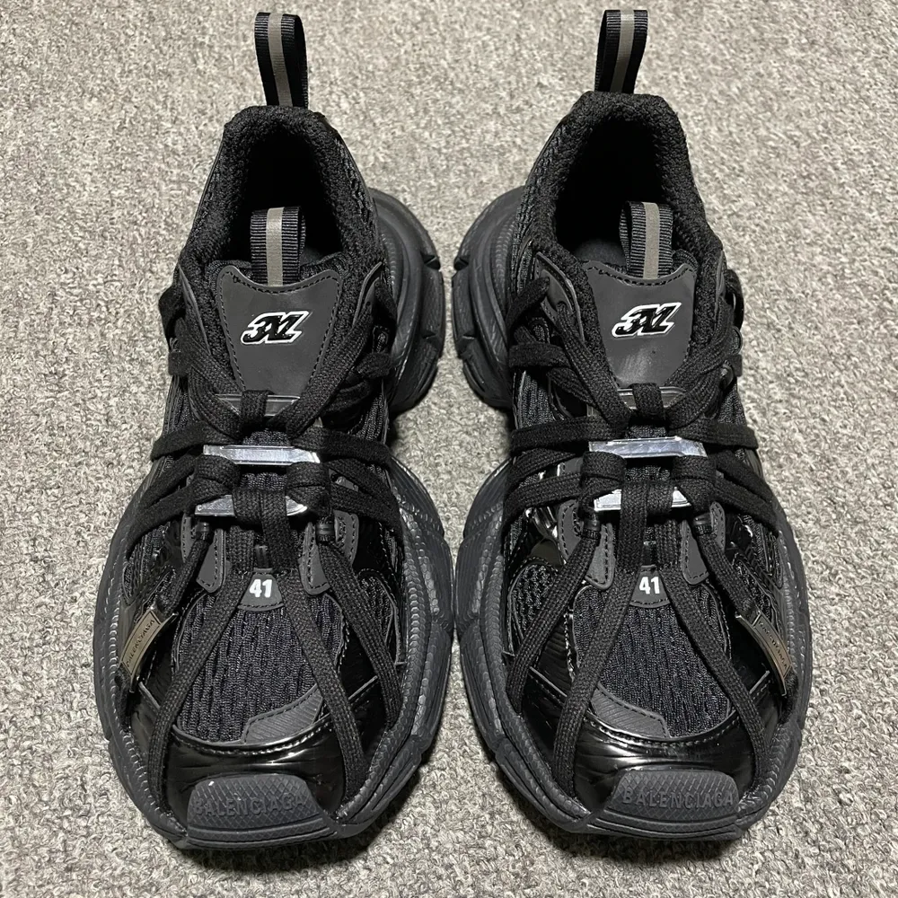 純原版本Balenciaga 巴黎世家 3XL Extreme Laces B 復古老爹鞋 官方全套配件鞋盒 鞋帶 防塵紙配套齊全 尺碼：35 36 37 38 39 40 41 42 43 44 45 46 注意：偏大一碼 編號：50IF