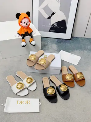 春夏新款Dior D-Lane 迪奧拖鞋，經典風格。黑色牛皮革鞋面展，飾以金色飾面金屬扣標誌，彰顯時尚氣質。加墊皮革內底打造舒適的穿著體驗，簡約的設計便於穿脫，打造休閒的造型。