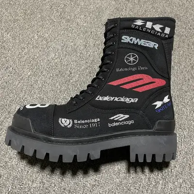 純原 Balenciage 巴黎世家 Combat Strike 塗鴉高幫做舊靴 原檔案原楦資料開發 高階外貿專供品質 高筒穿搭神器 鞋面採用重工水洗牛仔布 工序繁雜 經久耐穿 尺碼：39 40 41 42 43 44 45 比運動鞋偏大一