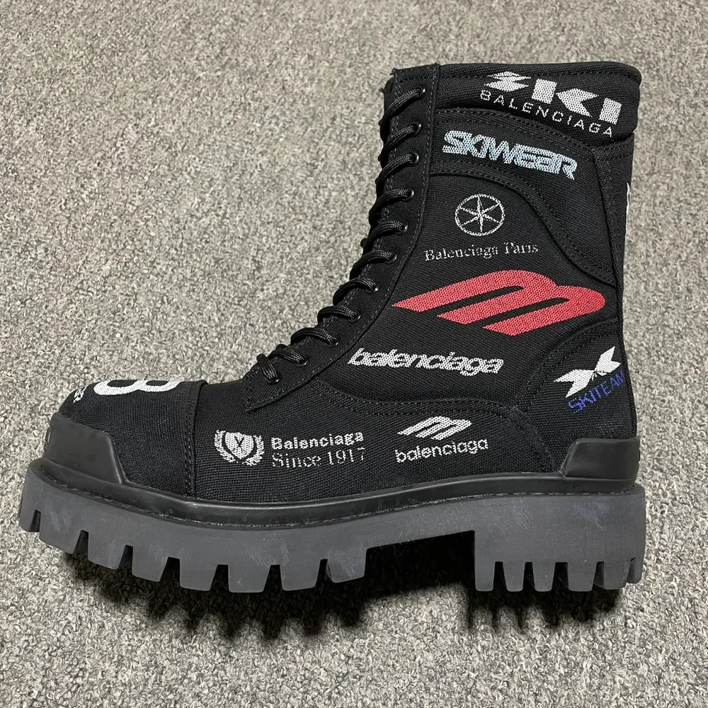 純原 Balenciage 巴黎世家 Combat Strike 塗鴉高幫做舊靴 原檔案原楦資料開發 高階外貿專供品質 高筒穿搭神器 鞋面採用重工水洗牛仔布 工序繁雜 經久耐穿 尺碼：39 40 41 42 43 44 45 比運動鞋偏大一