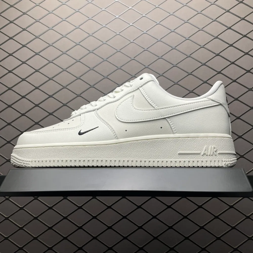 💰550 純原NK Air Force 1 Low 空軍一號低幫休閒板鞋 HF1058-133 原廠衝刀皮料切割乾淨 無任何毛邊 打造純正空軍 全掌內建蜂窩氣墊 原盒配件 原廠中底鋼印、拉幫完美 全套原楦原模傾力打造完美版型 尺碼：36 