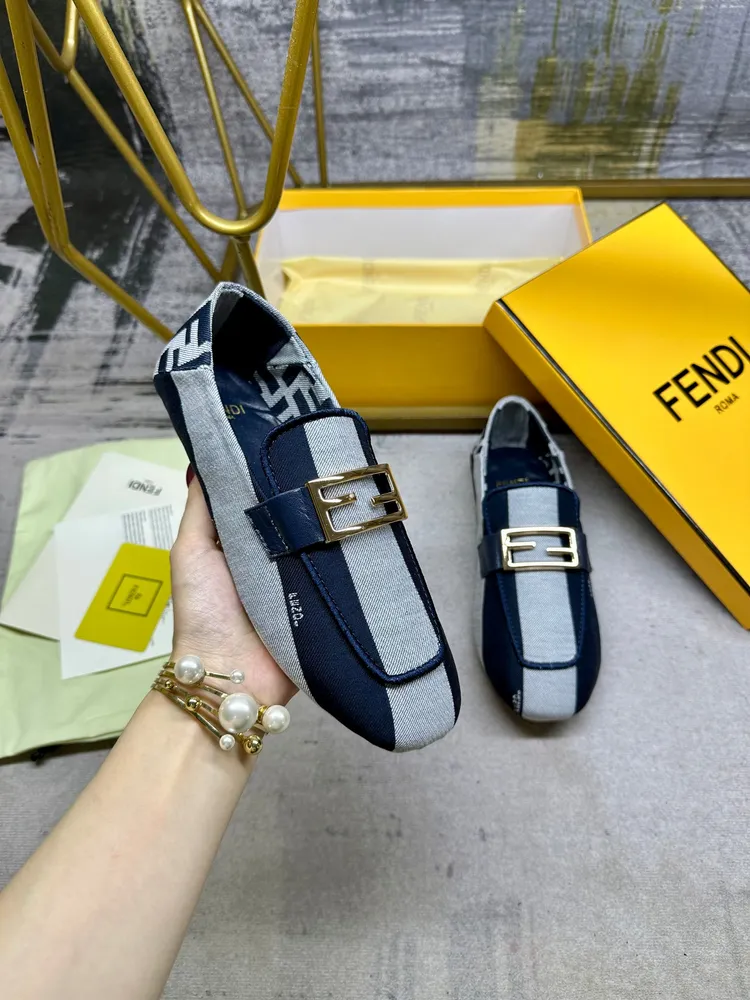 最新FENDI 樂福鞋，雙色條紋帆布面料，刺繡包邊，金色扣件，羊皮墊腳，35-42碼，跑量價590