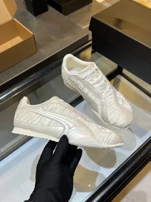 鞋面:牛皮+絲綢布