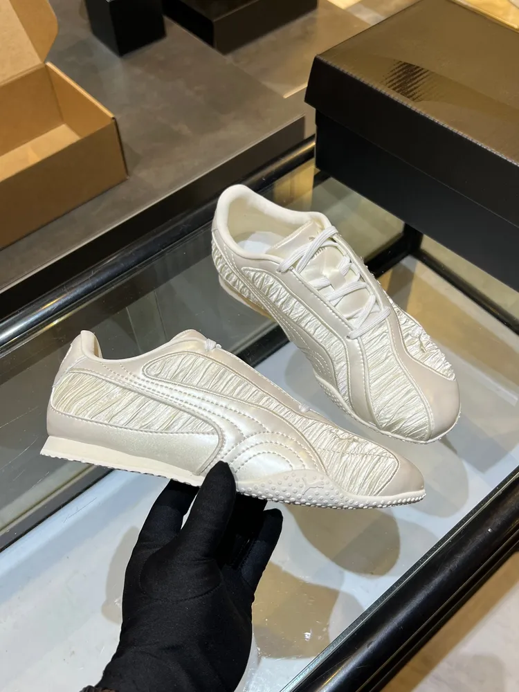 鞋面:牛皮+絲綢布