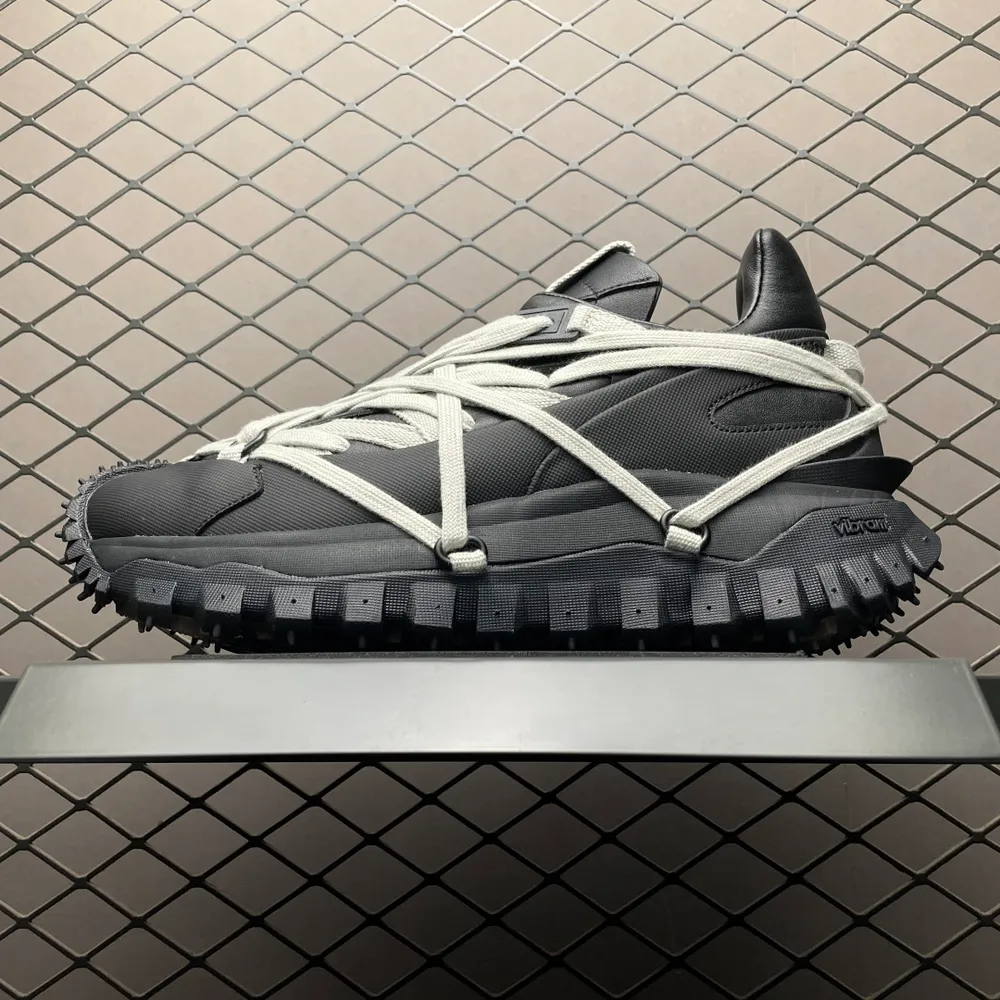Rick Owens x Moncler 盟可睞/蒙口 Trailgrip 瑞克歐文斯 蒙口聯名款 當暗黑教父遇上極地探險家 ！Rick Owens的哥特式暗黑美學與Moncler Trailgrip的硬核機能基因碰撞，誕生一雙「廢土未來主
