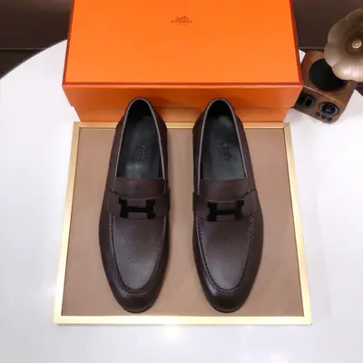 工廠💰【愛馬仕 HERMES】（牛皮內裡）🍀義大利頂級奢侈🍀他不追求新奇的款式和華麗的色彩，以其完美無瑕、優雅、經典的風格吸引著成功男士的青睞正裝皮鞋 這款非常非常舒適，簡潔穩重的款式讓您輕鬆搭配任何風格！版型絕對原版套楦1:1精製，