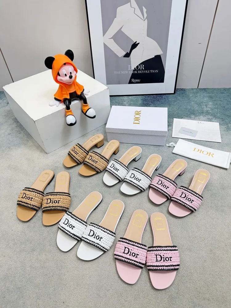 Dior 2026春夏系列拖鞋，精緻優雅。Dior標誌超有辨識度，日常或度假都能輕鬆駕馭。Oblique壓紋是Dior經典元素， 環保編織PP面料 經典升級 復古舒適度與時髦度並存 設計搭配不同風格需求