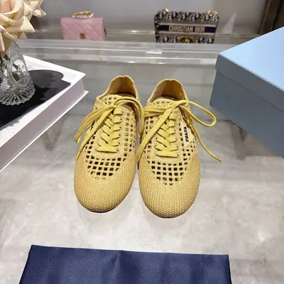 出廠價P620💰PRADA                                             2026新款針織網面鏤空德訓鞋休閒鞋 ，全新的鉤針運動薄底鞋把流行的薄底和鉤針元素完美結合 搭配簡單的Prada字母log