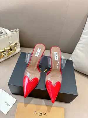 P660 ALAÏA2026 春夏HighLove坡跟穆勒鞋 標誌性愛心鞋頭+透明PVC拼接，辨識度超高!漆皮與裸色透明材質結合，視覺輕盈，坡跟設計拉長腿部線條，穿著更穩
