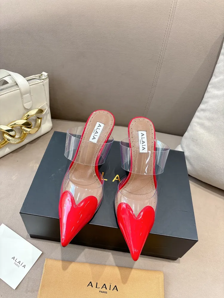 P660 ALAÏA2026 春夏HighLove坡跟穆勒鞋 標誌性愛心鞋頭+透明PVC拼接，辨識度超高!漆皮與裸色透明材質結合，視覺輕盈，坡跟設計拉長腿部線條，穿著更穩