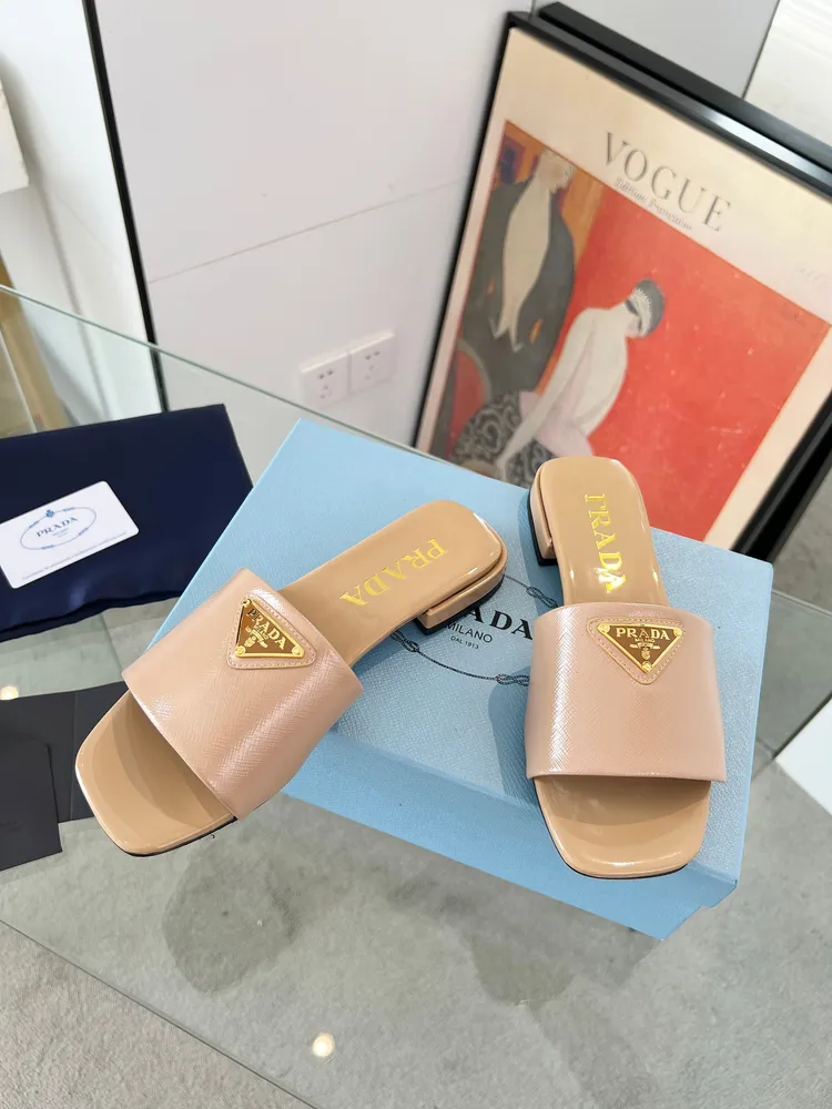 580💰🔥🔥✨Prada/普拉達2024ss春夏新品 Saffiano牛漆皮高跟拖鞋 閃亮登場🌟 小紅書各大博主推薦，彰顯經典魅力。