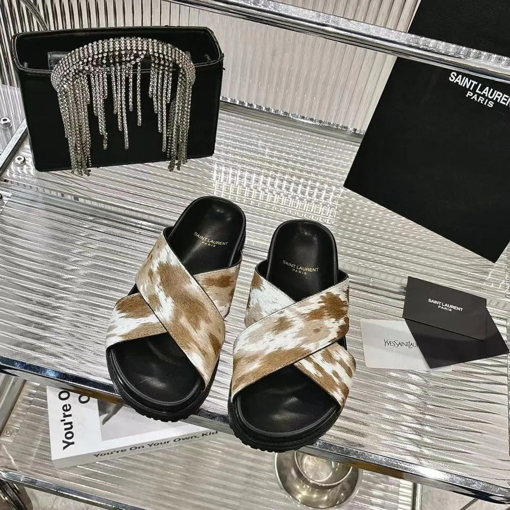 💫💫2026ss聖羅蘭這款平底拖鞋讓人聯想起Hedi Slimane執掌SAINT LAURENT PARIS時期搖滾與華麗的美學風格。✨✨簡約的鞋型搭配大膽的動物紋印花和奢華的材質，打造出品牌獨樹一幟的標誌性風格，鞋面採用奢華的馬毛材