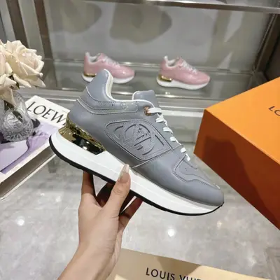 p710 高版本情侶款L家官網同步2024秋冬新款火爆上市，這款Neo Run Away運動鞋的靈感源自跑鞋，將LV標誌性的必備鞋款融入潮流，該版本原版1：1複製