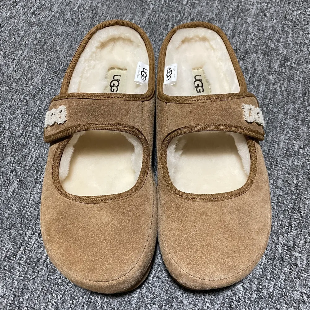💰590  純原 UGG 牙刷繡羊毛瑪麗珍2.0版本 爆款迴歸 奶呼呼又軟糯糯的冬日感 選它準沒錯 088-1 定製牛反絨搭配澳洲美利奴羊毛 內建增高水臺隱形增高4釐米 質感超棒 穿脫很隨意 尺碼: 35 36 37 38 39 40 編