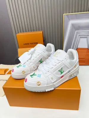 🔥🔥🔥 天花板級    男女同款 ！   💰💰💰  爆款  🆕🆕🆕  長腿神器😍😍 鞋底超級輕便，油邊工藝！鞋面：專用牛仔布➕電繡小花！耐磨防滑三色TPU大底！歡迎上圖大賣！