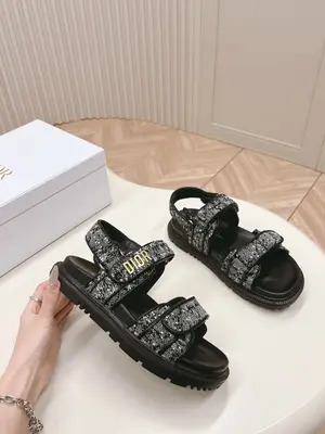 出p630 經典升級加2024新色系最新布面 Dior迪奧 經典魔術貼涼鞋拖鞋系列 原版復刻 高版本 超耐看超百搭款 上腳非常舒適 顯瘦又顯白 鞋面原版布面，原版d五金扣 ，原版TPU大底 碼數：35-41碼