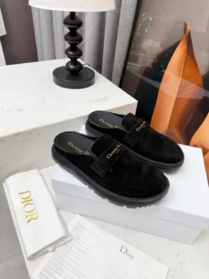 Dior 迪奧2026ss復古英倫風懶人半拖，原版開發 萱型百搭瘦腳yyds.造型立體飽滿，帥氣十足  上腳舒適  一款非常復古風、氣場十足單品、設計風格非常新穎 細節完美  酷炫 潮派💯新潮大底 ，