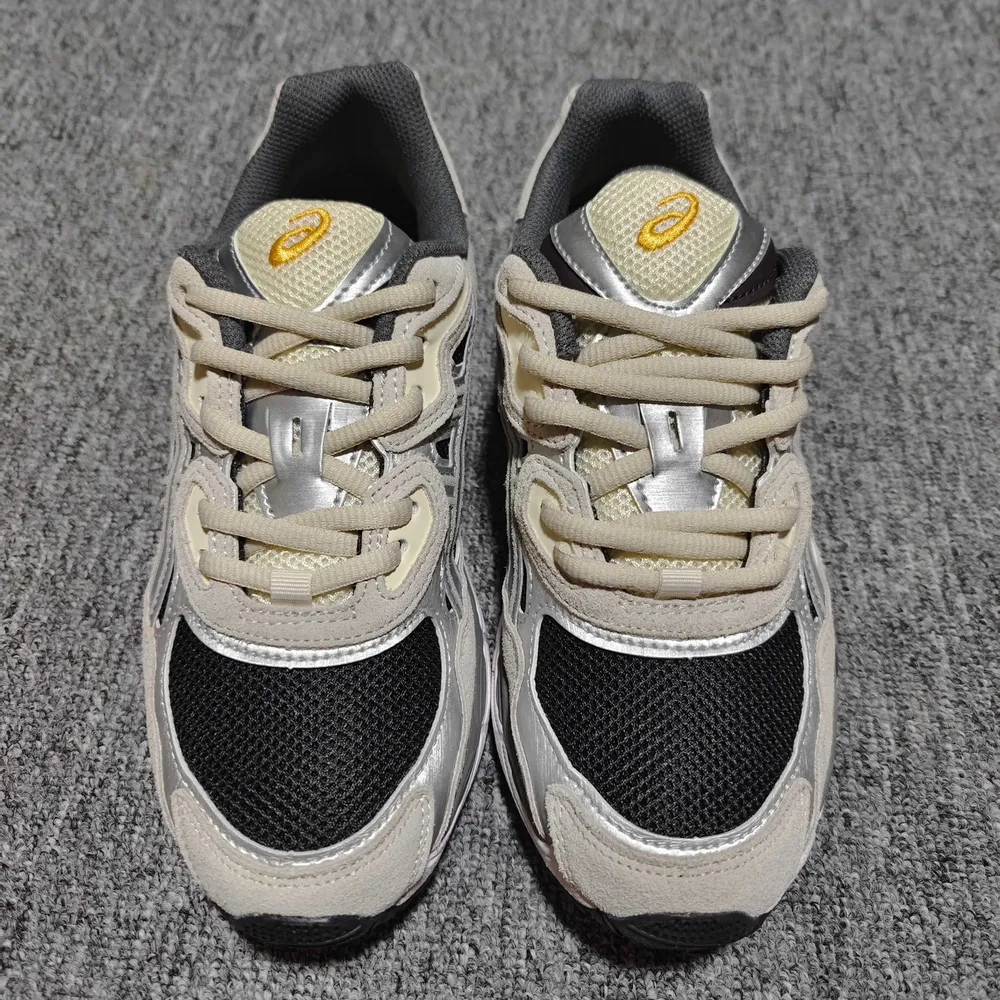 💰530  純原 Asics 亞瑟士 GEL-NYC 低幫運動休閒跑步鞋 1201A789-001 外貿平臺專供 大廠出品 細節到位 區別市面通貨 尺碼：36 37 37.5 38 39 39.5 40 40.5 41.5 42 42.5